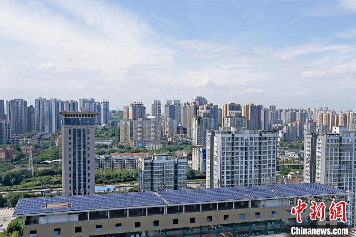 圖為輝騰能源在重慶市九龍坡區(qū)留學(xué)生創(chuàng)業(yè)園屋頂建設(shè)的光伏發(fā)電示范項(xiàng)目?！∈茉L(fǎng)企業(yè)供圖