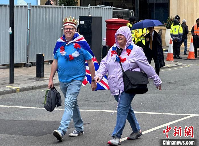 當(dāng)?shù)貢r(shí)間5月6日，英國國王查爾斯三世的加冕儀式舉行。圖為前往觀禮區(qū)的民眾?！W陽開宇 攝