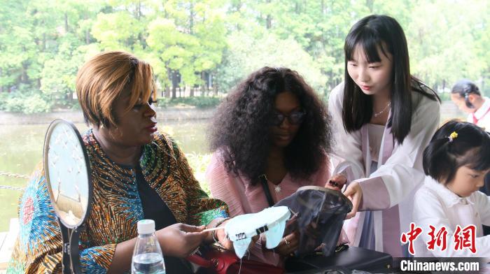 外交官們體驗(yàn)做團(tuán)扇?！∪A東師范大學(xué)供圖