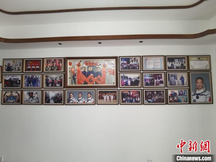 家中的照片墻上，新增了費(fèi)俊龍此次飛天的照片?！＄娚?攝
