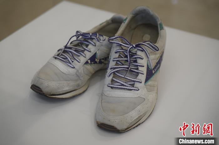 圖為展出的韓國前總統(tǒng)金泳三曾使用的慢跑鞋?！⑿?攝