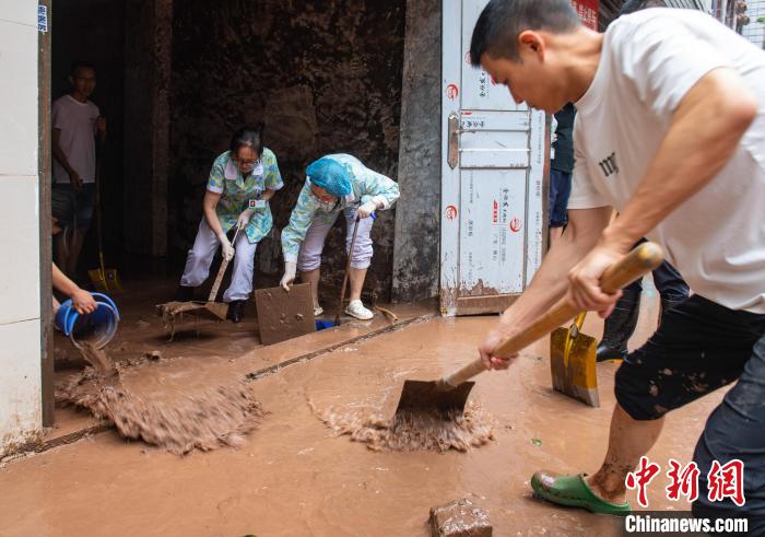 7月4日，萬州區(qū)五橋街道，洪水退去后，居民開展清淤工作?！∪矫宪?攝