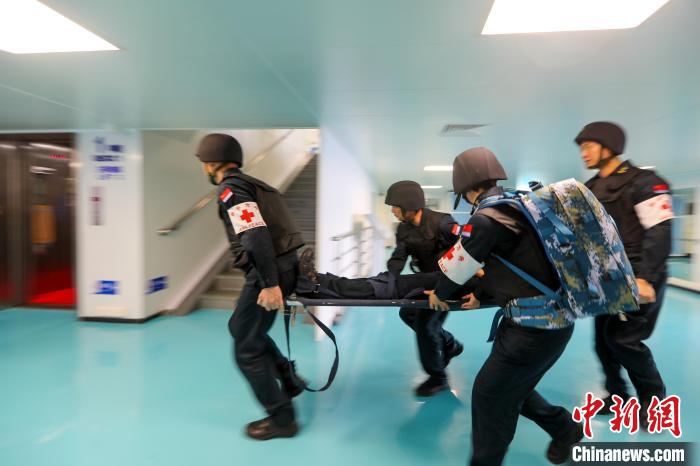 “和平方舟”號(hào)醫(yī)院船在西太平洋海域進(jìn)行反恐反海盜演練。圖為醫(yī)療救護(hù)組在轉(zhuǎn)運(yùn)“傷員”?！⌒煳?攝