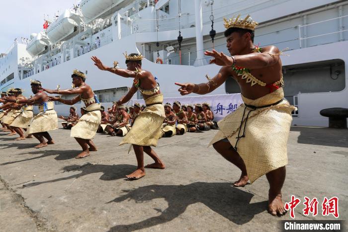 基方民眾表演當(dāng)?shù)靥厣璧?，歡迎“和平方舟”號醫(yī)院船來訪?！⌒煳?攝