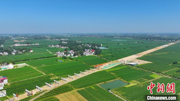 航拍合(肥)周(口)高速潁臨段8標(biāo)架梁施工現(xiàn)場(chǎng)?！⒂癫?攝