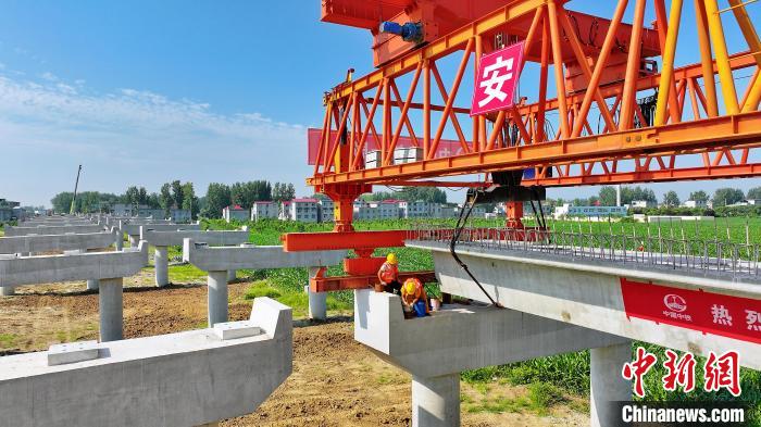 長(zhǎng)25米重80噸的箱梁平穩(wěn)、精準(zhǔn)地落在S314分離式立交橋25號(hào)和26號(hào)墩上?！⒂癫?攝