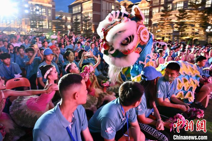 舞獅表演與現場觀眾互動。　王東明 攝