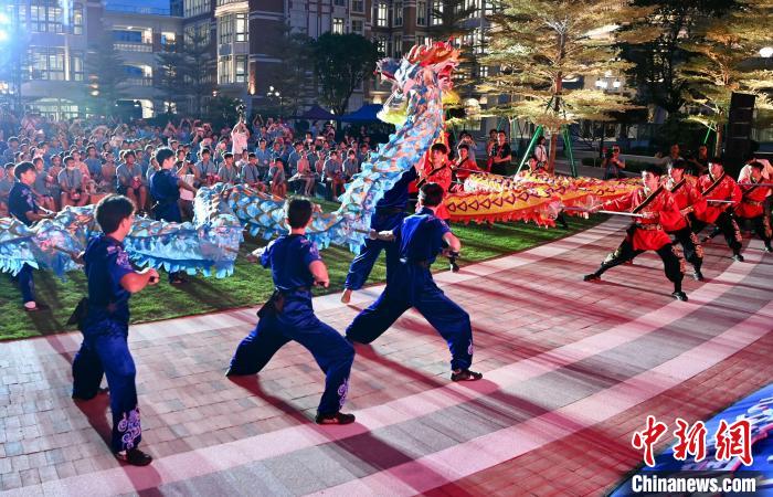 兩岸青少年同臺呈現龍獅表演。　王東明 攝