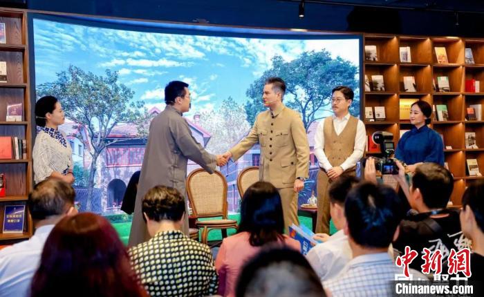 實驗舞臺劇《握手》片段。　黃浦區(qū)委統(tǒng)戰(zhàn)部供圖