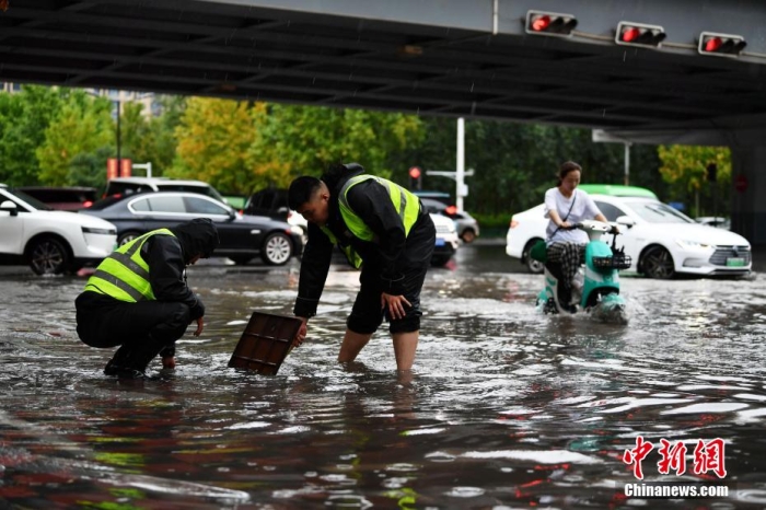 7月30日，河北省持續(xù)發(fā)布暴雨紅色預(yù)警信號(hào)。受今年第5號(hào)臺(tái)風(fēng)“杜蘇芮”殘余環(huán)流影響，7月28日以來，地處華北地區(qū)的河北省大部出現(xiàn)降雨。30日17時(shí)，該省氣象臺(tái)發(fā)布當(dāng)日第三次暴雨紅色預(yù)警信號(hào)。石家莊市城區(qū)不少區(qū)域積水嚴(yán)重，城管、環(huán)衛(wèi)、園林、市政等部門緊急出動(dòng)，聯(lián)合疏堵保暢，筑牢防汛安全屏障。圖為石家莊裕華區(qū)城管局防汛隊(duì)員對(duì)沿街收水井進(jìn)行雜物清理，以保證排水暢通。翟羽佳 攝