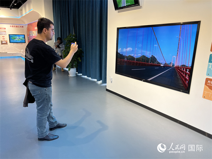 歐亞國家記者在橋梁博物館參觀。（人民網(wǎng) 花放攝）