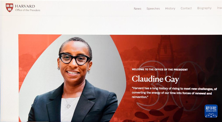 美國媒體1月2日?qǐng)?bào)道，哈佛大學(xué)校長蓋伊宣布辭職。這是1月2日拍攝的有蓋伊照片的哈佛大學(xué)官網(wǎng)校長辦公室頁面。新華社記者李睿 攝