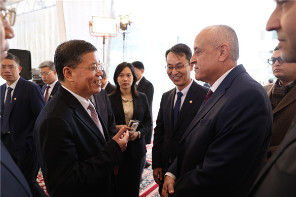 李永明同埃及住房部副部長會談交流。主辦方供圖