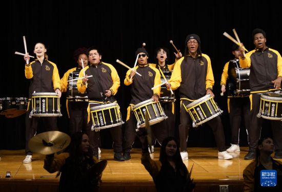 1月30日，在美國(guó)華盛頓州塔科馬市林肯中學(xué)，學(xué)校鼓樂(lè)隊(duì)在美國(guó)中學(xué)生赴華交流歡送儀式上表演。新華社記者 吳曉凌 攝