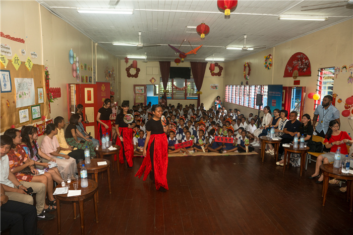 中華學(xué)校學(xué)生表演扇子舞。