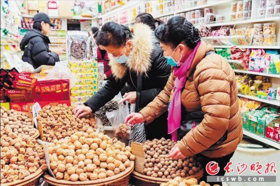 　　在長沙南門口菜市場附近的一家炒貨店內(nèi)，市民正在選購年貨?！　￠L沙晚報全媒體記者 范宏歡 攝