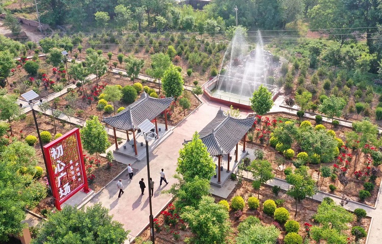 初夏時(shí)節(jié)，襄汾縣鄧莊鎮(zhèn)澗溝村初心廣場(chǎng)內(nèi)一派迷人的鄉(xiāng)村振興新圖景。李現(xiàn)俊攝