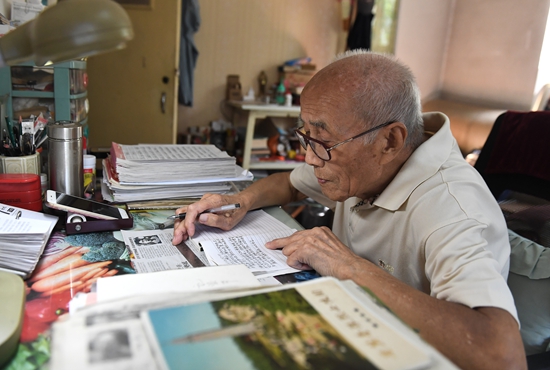 劉萬舉撰寫學(xué)黨史心得筆記。 受訪者供圖