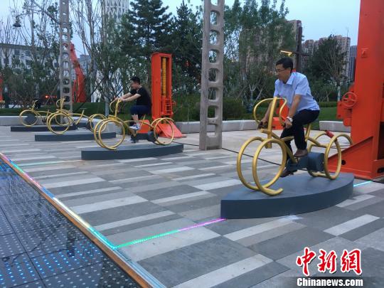 市民使用公園內(nèi)的健身設(shè)施?！「呒t超 攝