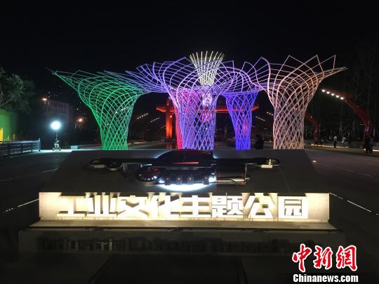 夜晚，奧運“五色樹”的燈光?！「呒t超 攝