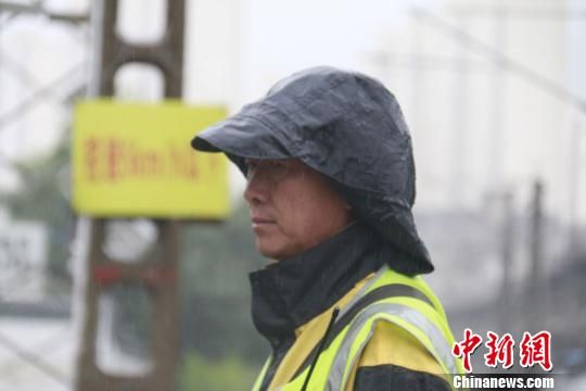 蘭州西工務(wù)段蘭州線路車間防護(hù)員雨中巡查。　王光輝 攝