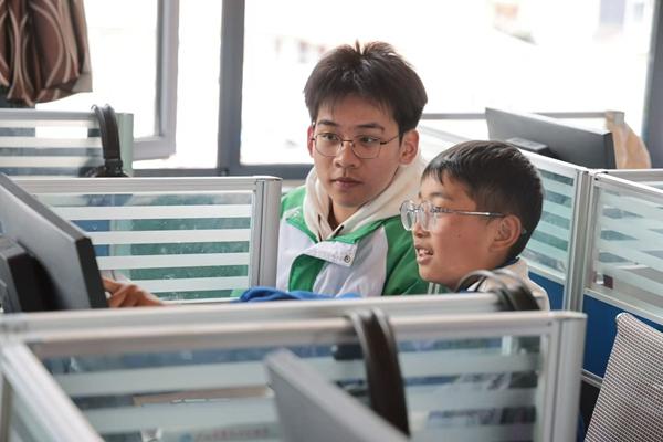 為驗(yàn)證“高反風(fēng)險(xiǎn)預(yù)測(cè)”小程序，這群高中生真去了趟高原