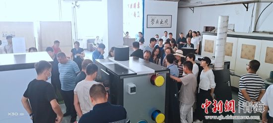 圖為行業(yè)內(nèi)人員進(jìn)行項(xiàng)目參觀。 活動(dòng)主辦方供圖