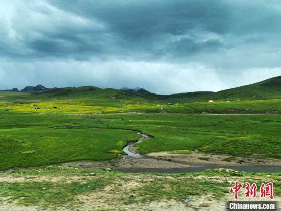 自2005年啟動三江源生態(tài)保護和建設(shè)工程以來，果洛州共治理黑土灘315.11萬畝，使果洛州生態(tài)環(huán)境15年來得到明顯好轉(zhuǎn)?！O睿 攝