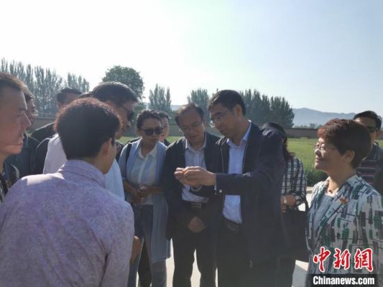 圖為杜德志在基層調(diào)研。受訪者供圖