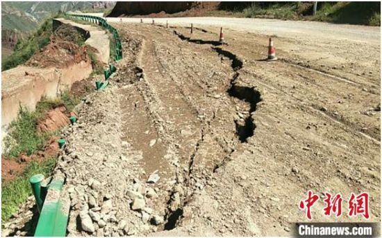 圖為發(fā)生路基下沉滑移險情的路段。果洛公路總段供圖