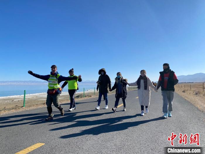 圖為徒步現(xiàn)場?！±罱瓕?攝