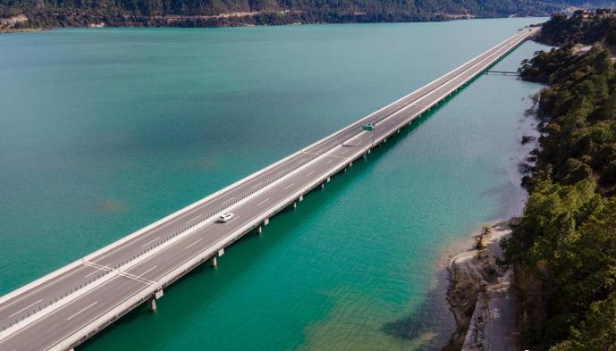 資料圖為西藏拉薩至林芝高等級(jí)公路多布湖風(fēng)光。　江飛波 攝