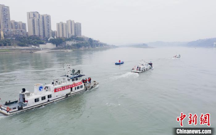 聯(lián)合巡江守護(hù)活動(dòng)現(xiàn)場(chǎng)。　江安縣融媒體中心 攝