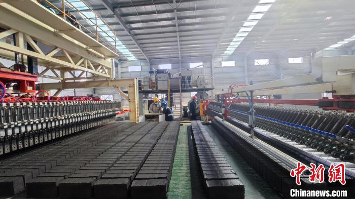 圖為張掖市宏能煤業(yè)有限公司煤矸石綜合利用項(xiàng)目現(xiàn)場。(資料圖) 錢大偉 攝