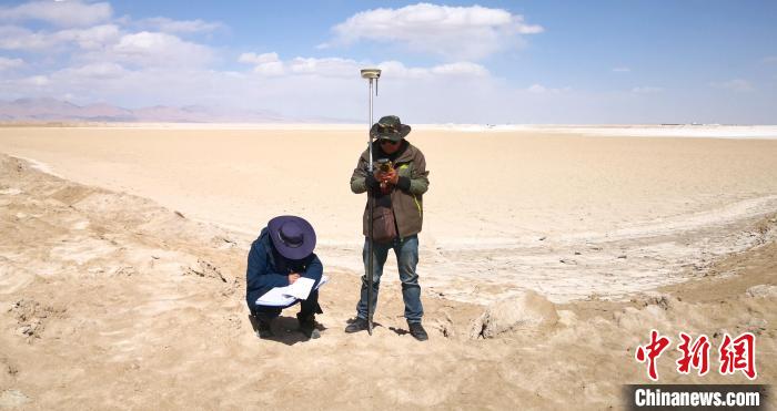 圖為鹽湖礦產(chǎn)資源國(guó)情調(diào)查。(資料圖) 柴綜院 供圖