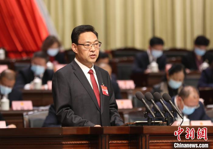 圖為青海省西寧市人民政府代市長石建平作政府工作報告?！∑钤鲚?攝