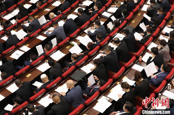 圖為會議現(xiàn)場，參會代表正在聽取政府工作報告。　祁增蓓 攝