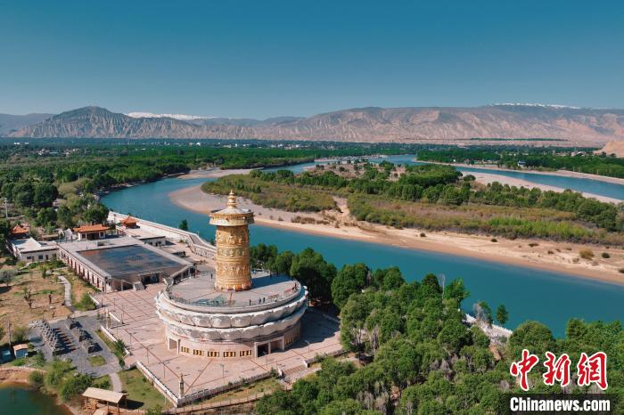 航拍青海貴德黃河岸畔綠意濃濃?！≮w凜松 攝