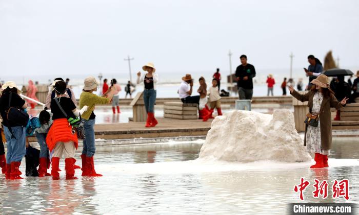 圖為游客在茶卡鹽湖拍照?！⊙Φ?攝