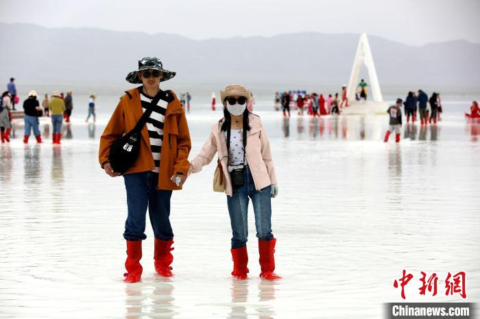 圖為游客在茶卡鹽湖之中?！⊙Φ?攝