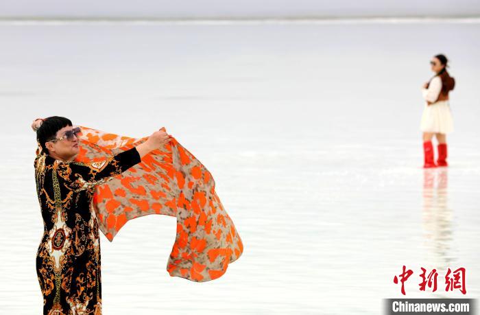 圖為游客在茶卡鹽湖拍照?！⊙Φ?攝