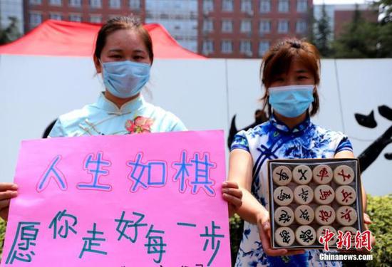 資料圖：2020年7月河南鄭州一高考考點(diǎn)，考生家長(zhǎng)送考 中新社記者 王中舉 攝