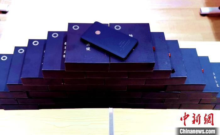 圖為西藏高山文化發(fā)展基金會向聶榮縣完全小學捐助的“電子健康體檢儀”?！∮谫e 攝