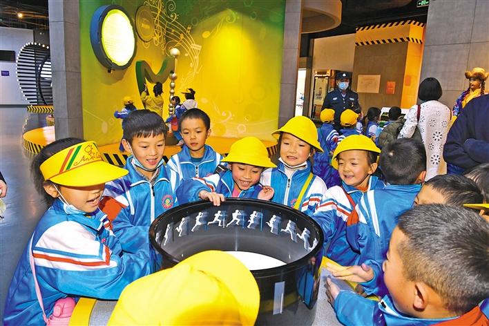 圖為10月29日，一年級的同學們在科技館參觀體驗。李洲 攝.jpg