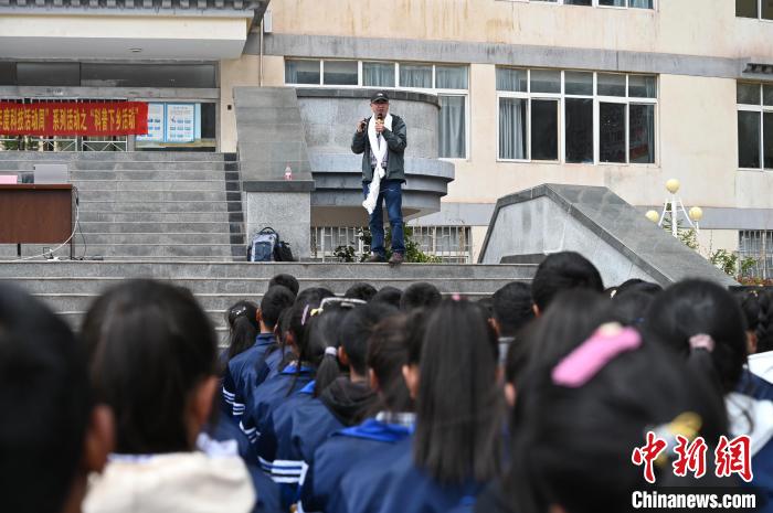 圖為西藏大學(xué)教授寧長春為中學(xué)生授課。　趙朗 攝