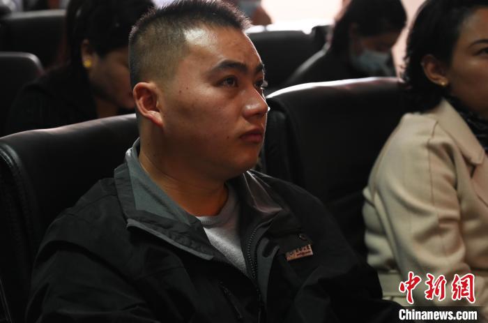 圖為企業(yè)工作人員參加講座。　趙朗 攝