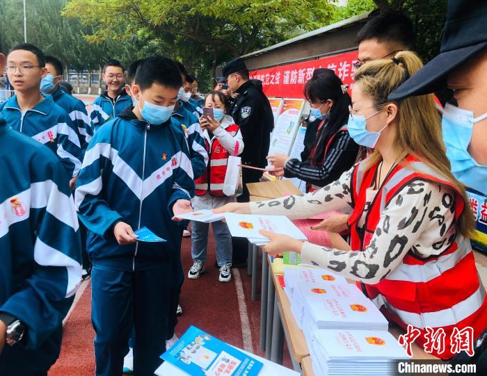 圖為西寧市法制宣傳進校園?！∥鲗幨谐俏鲄^(qū)供圖