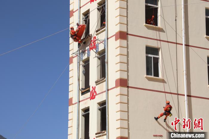 圖為消防指戰(zhàn)員進(jìn)行繩索救援演練?！≈炜旗?攝