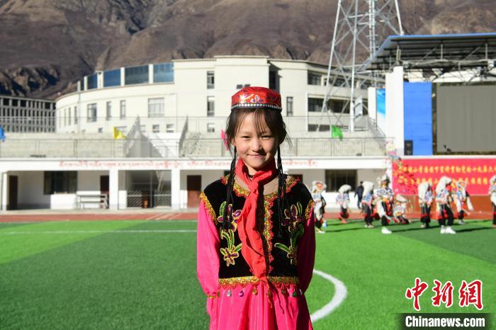 圖為加查縣安繞鎮(zhèn)小學(xué)回族學(xué)生馬萍?！∝暩聛硭?攝