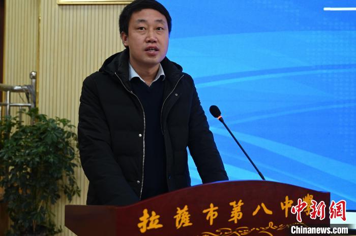 圖為城關(guān)區(qū)委副書記、區(qū)委教育工作領(lǐng)導(dǎo)小組組長(zhǎng)汪鋒致辭。　趙朗 攝